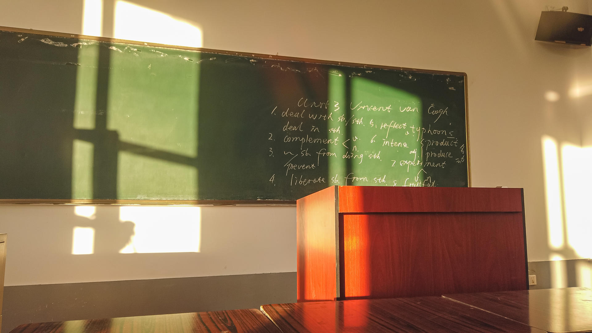 8K延时拍摄正午阳光洒落下照耀的教室视频的预览图