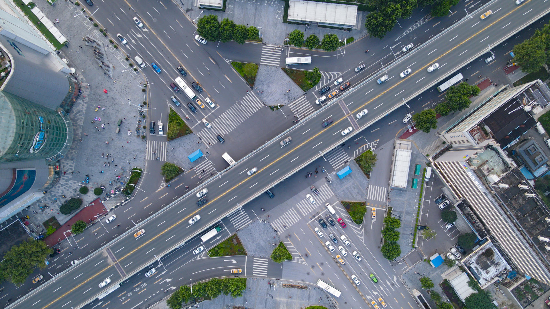 延时摄影航拍城市交通路口道路素材视频的预览图