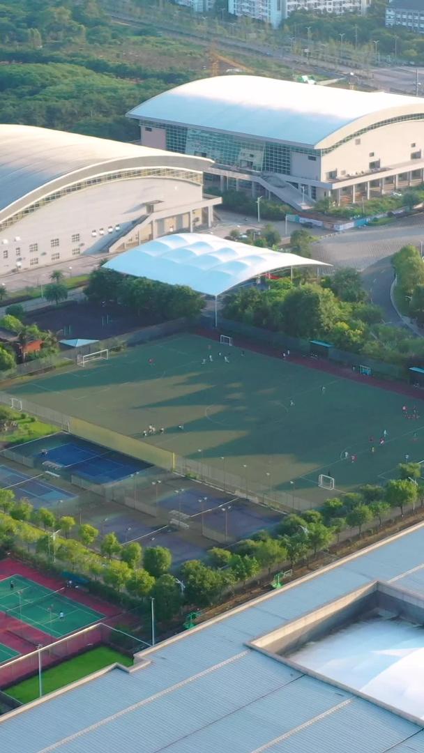 在炎热的夏天少年航拍校园足球场空镜在球场上奔跑视频的预览图