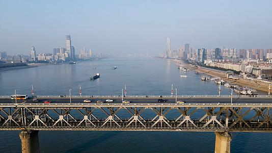 4K航拍跟随武汉长江大桥上的车流和城市风光视频的预览图