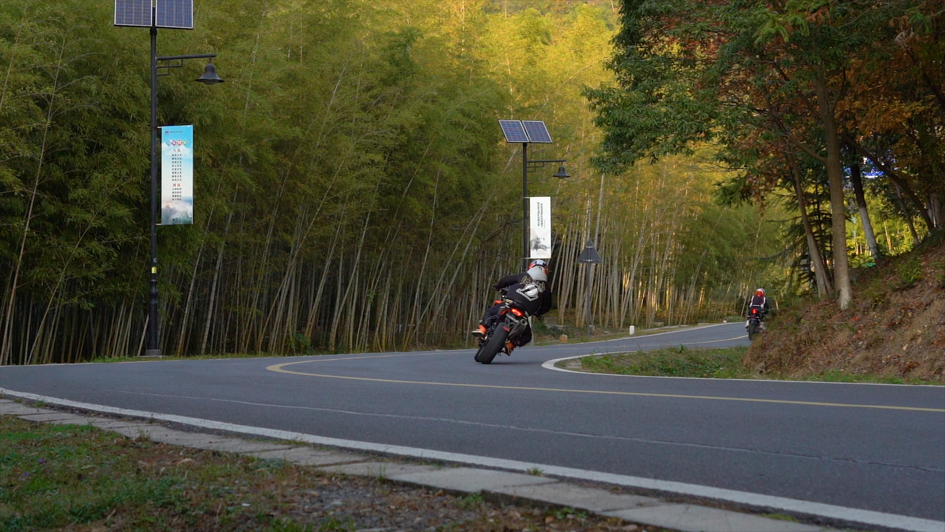 4k春季周末摩托车骑自行车旅行视频的预览图