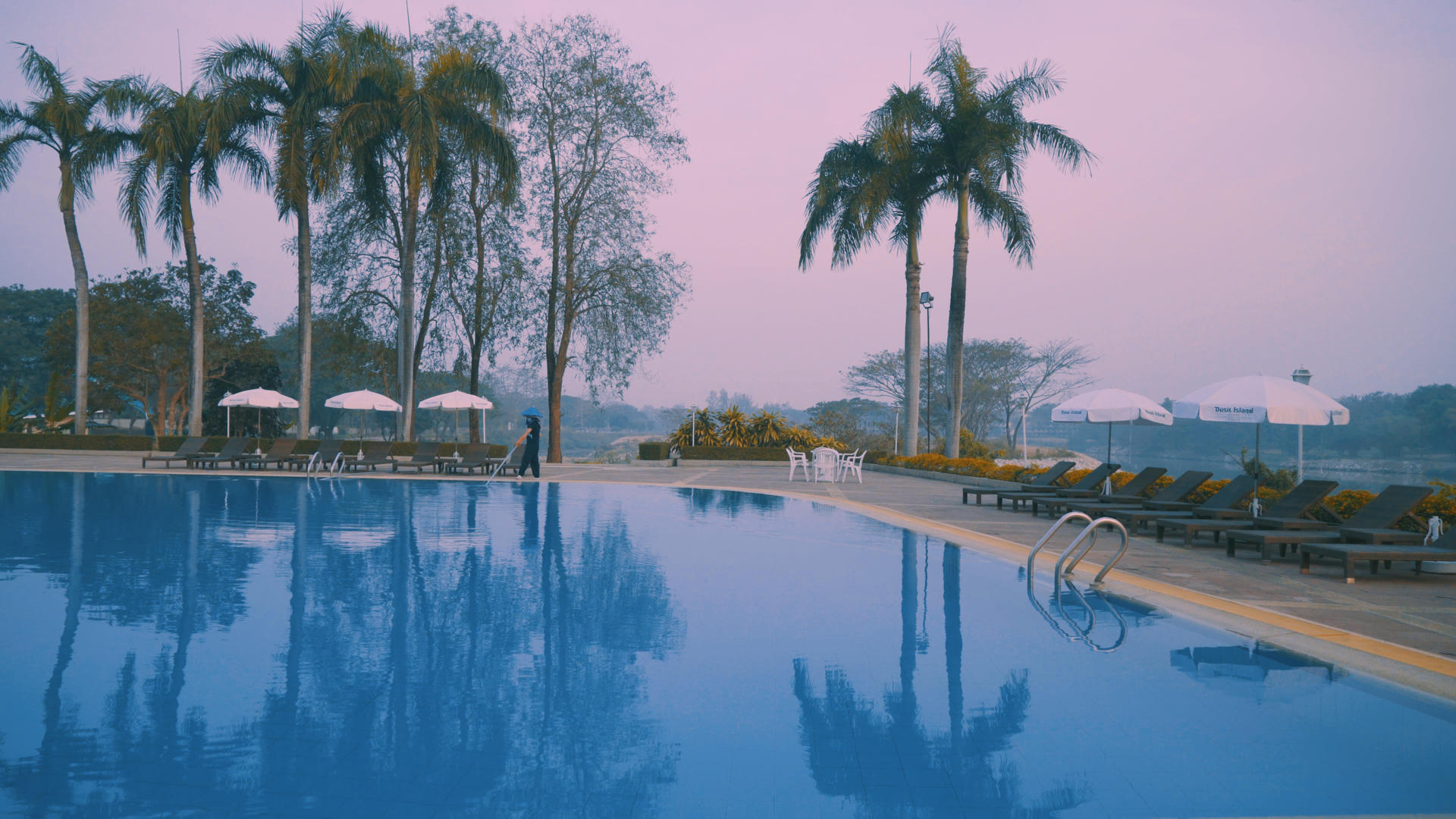 高级酒店游泳池4K实拍视频的预览图