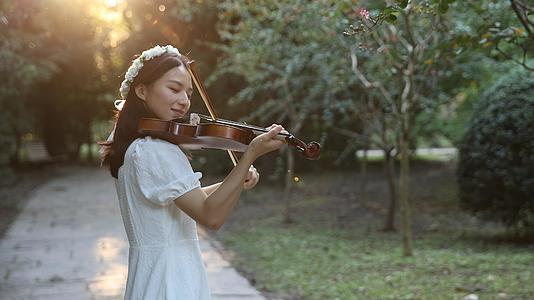 站在小路上的女生小提琴独奏视频的预览图