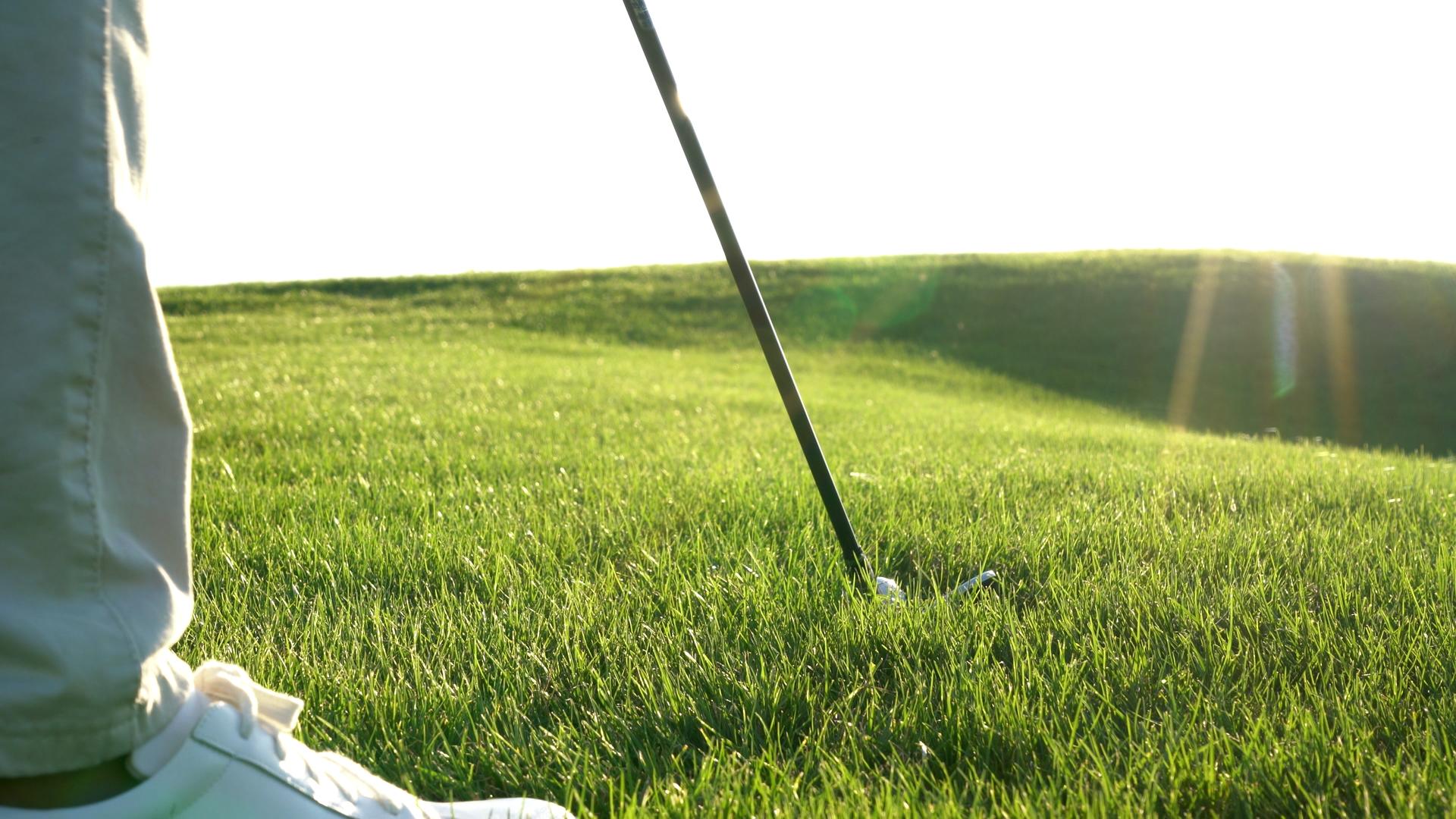 草坪上打高尔夫特写视频的预览图