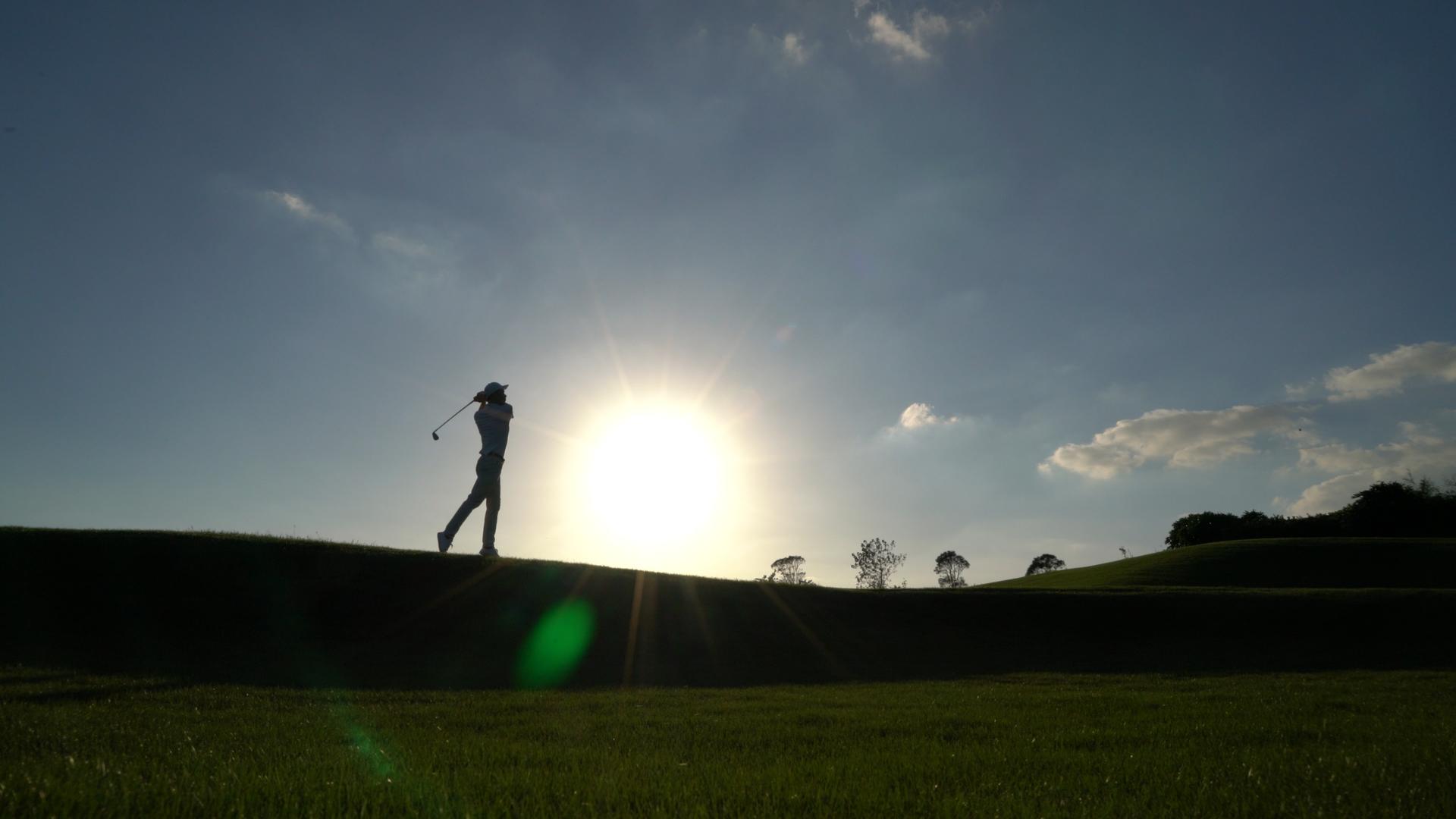 年轻男性阳光下打高尔夫视频的预览图