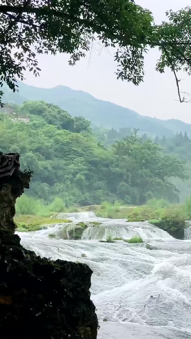 5A景区贵州黄果树景区银链坠潭瀑布移动视频视频的预览图