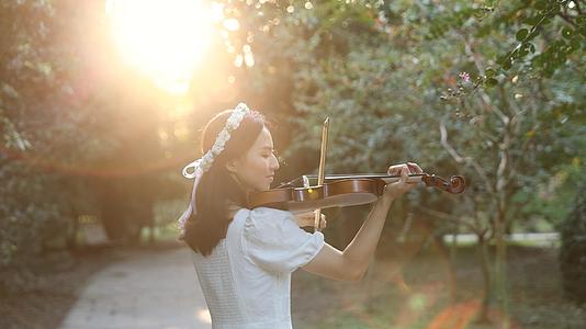 女孩黄昏时刻的小提琴独奏视频的预览图