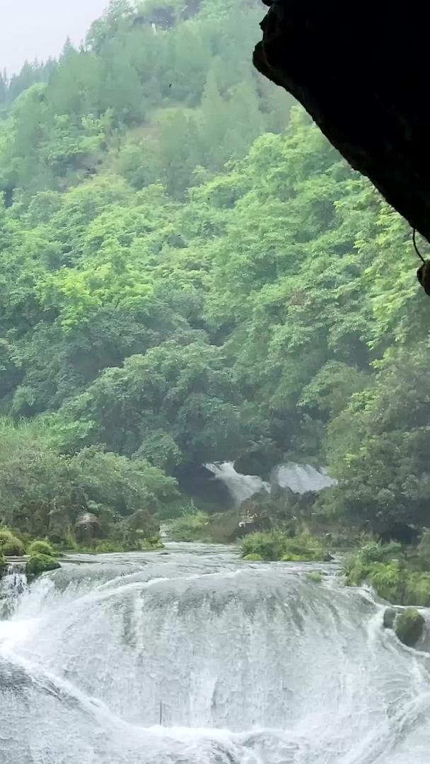 5A景区贵州黄果树景区银链坠潭瀑布移动视频视频的预览图