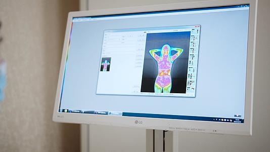 4K实拍医护人员使用电脑操作设备视频的预览图