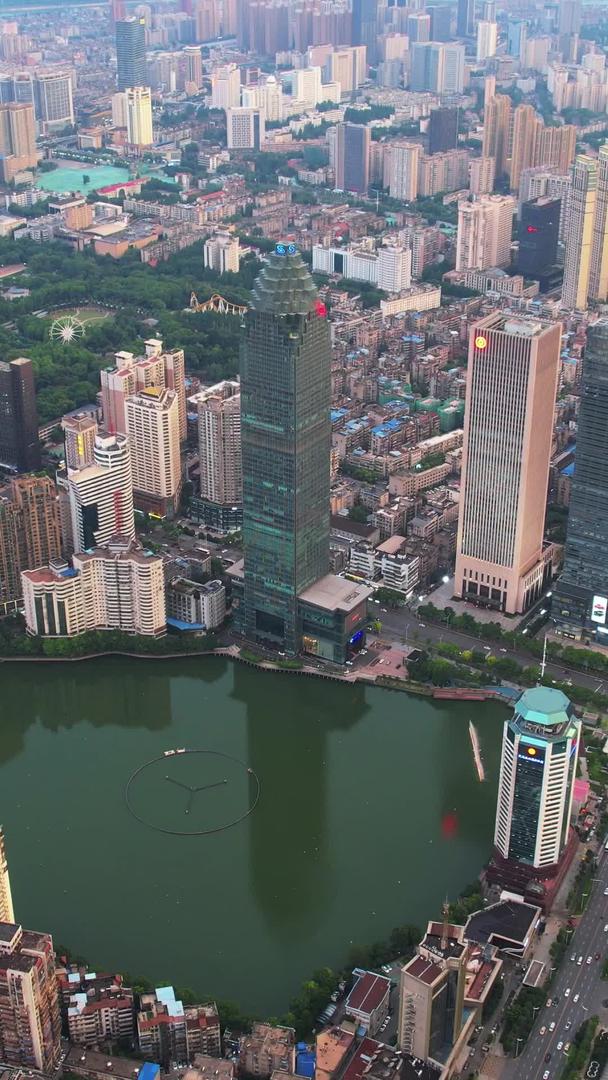 城市天际线高楼环绕的城市湖景写字楼素材视频的预览图
