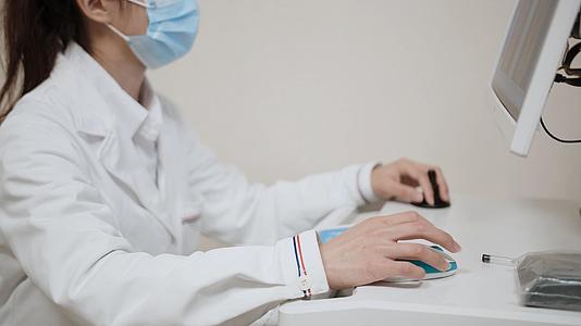 4K实拍医护人员使用电脑操作设备视频的预览图