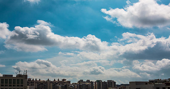 城市上空涌动的白云蓝天白云4K延时天空素材视频的预览图