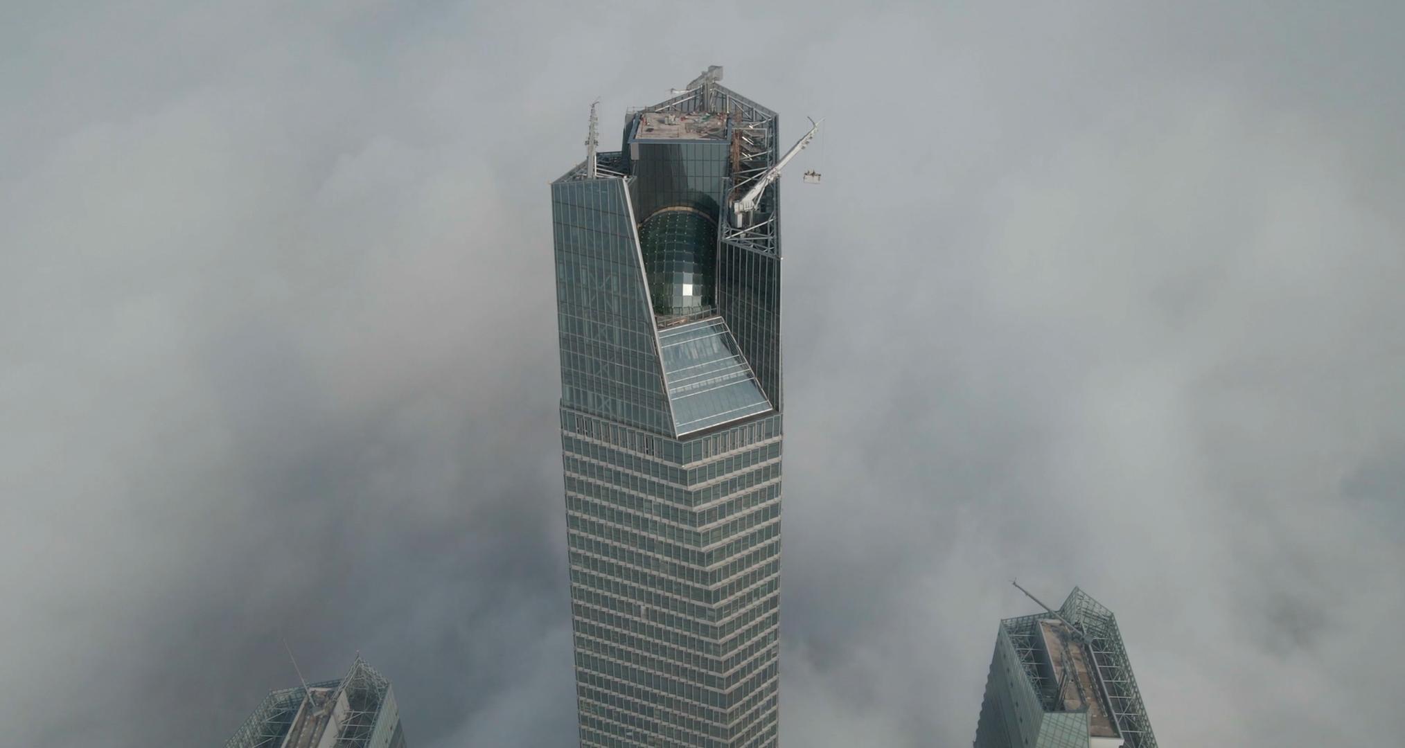 航拍云雾之上的青岛第一高楼海天中心视频的预览图