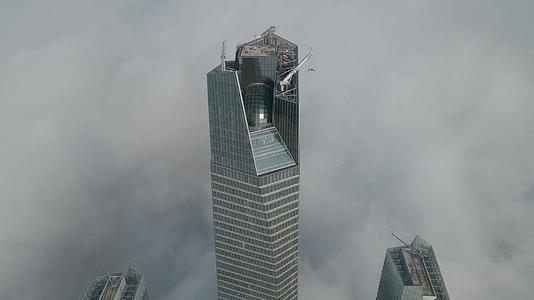 航拍云雾之上的青岛第一高楼海天中心视频的预览图