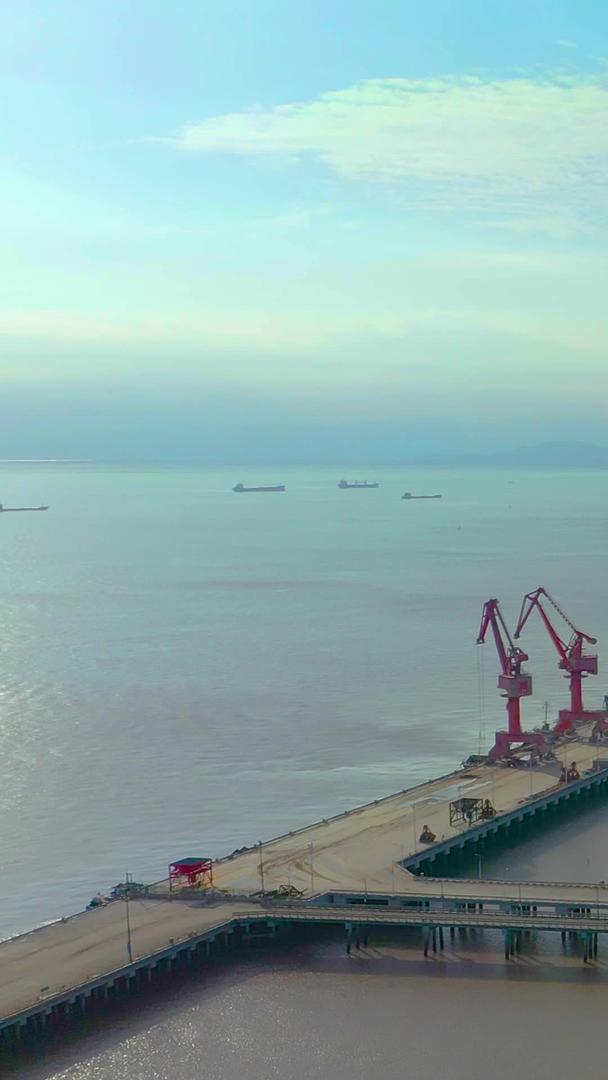 浙江玉环大麦屿工业码头轮渡材料视频的预览图