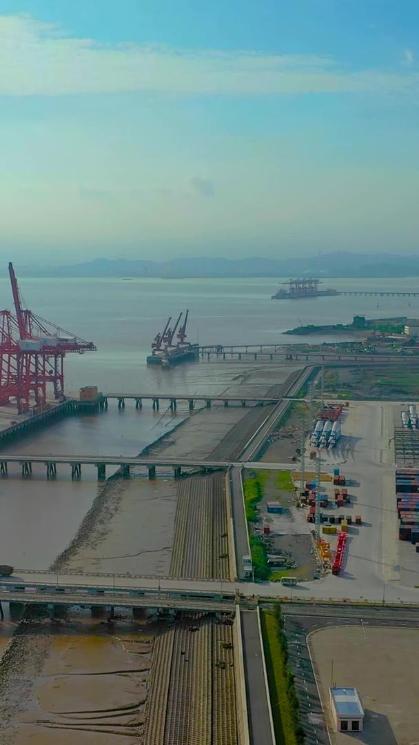浙江玉环大麦屿工业码头轮渡材料视频的预览图
