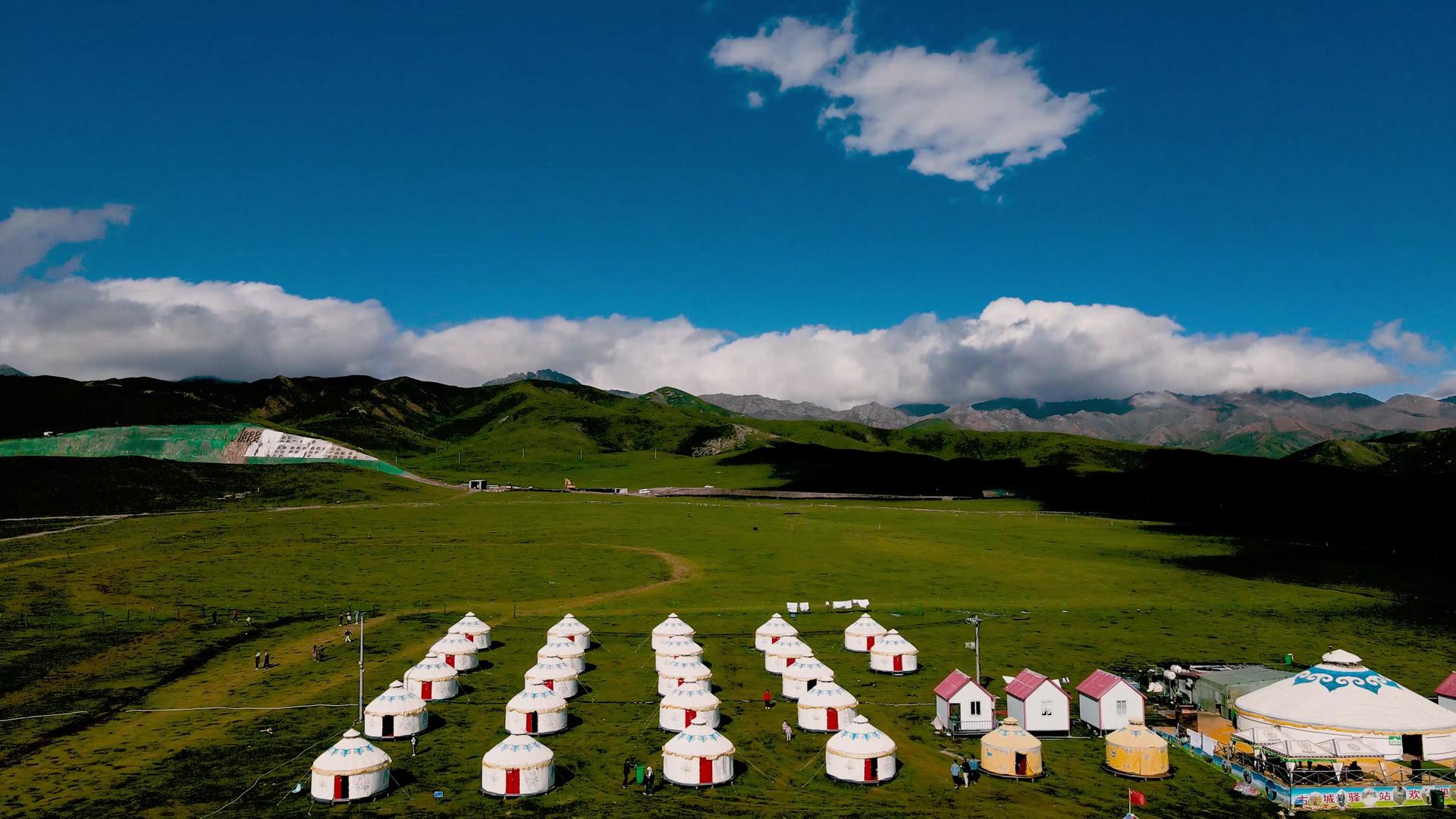 4K航拍清晨蓝天白云下青海草原风光和蒙古包营地视频的预览图