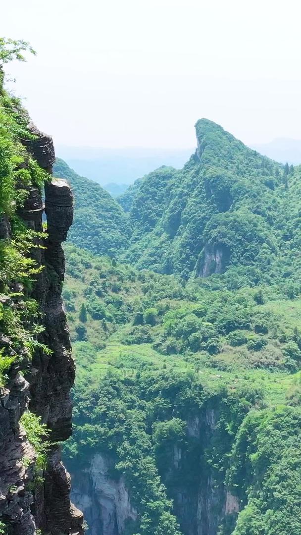 近距离航拍可以看到山壁穿越峡谷的美丽自然风光视频的预览图