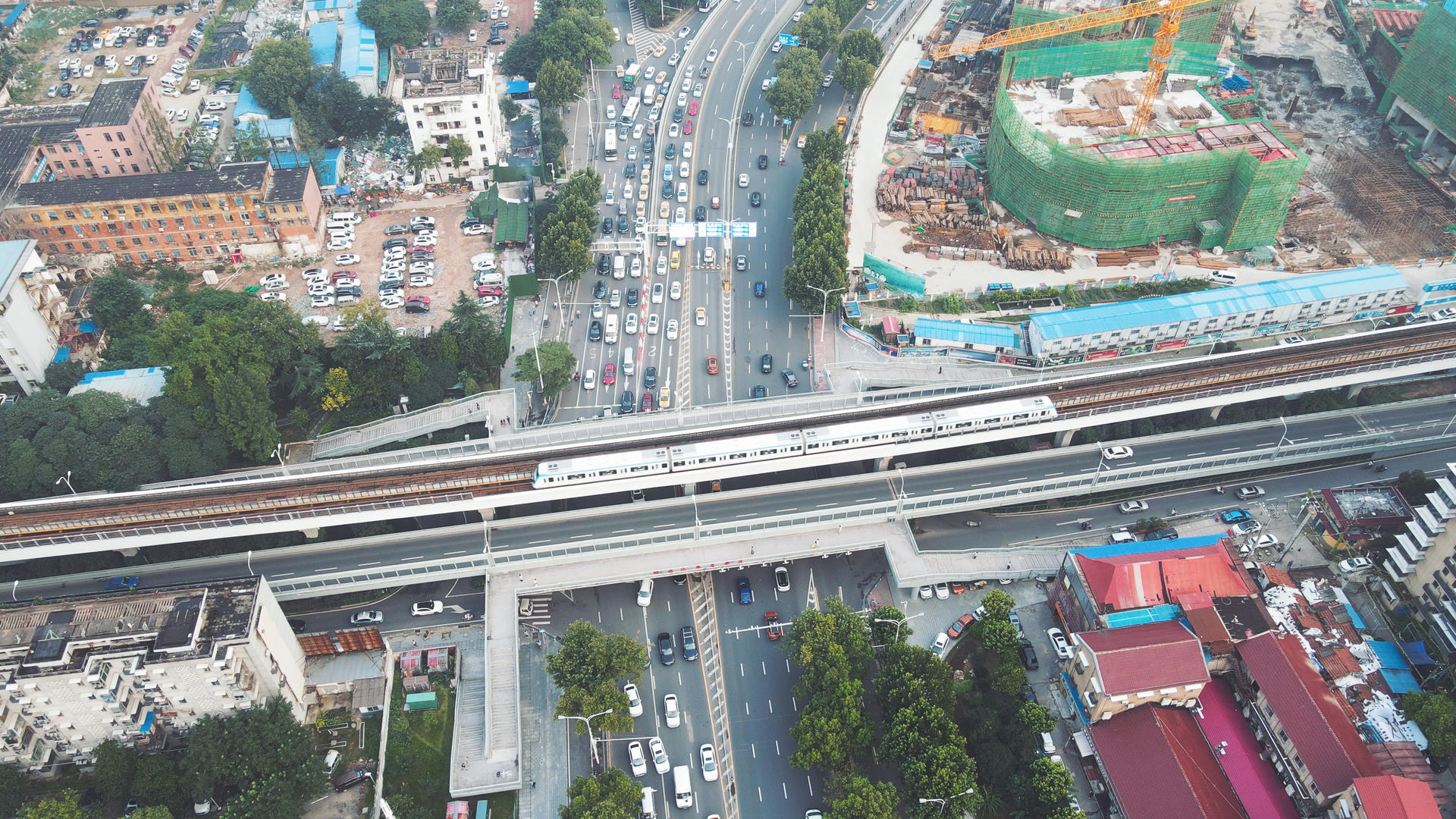 航拍城市立体轻轨轨道交通路口素材视频的预览图