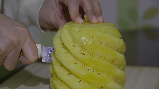 4k实拍菠萝切开视频素材视频的预览图