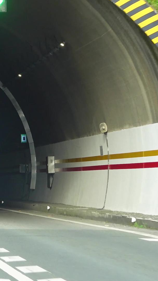 第一视觉汽车通过高速公路隧道交通材料视频的预览图