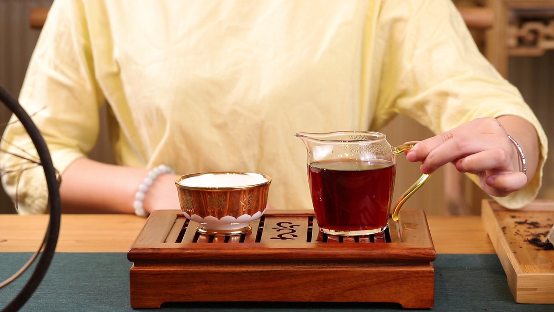 雅安藏茶煮茶倒茶过程视频的预览图
