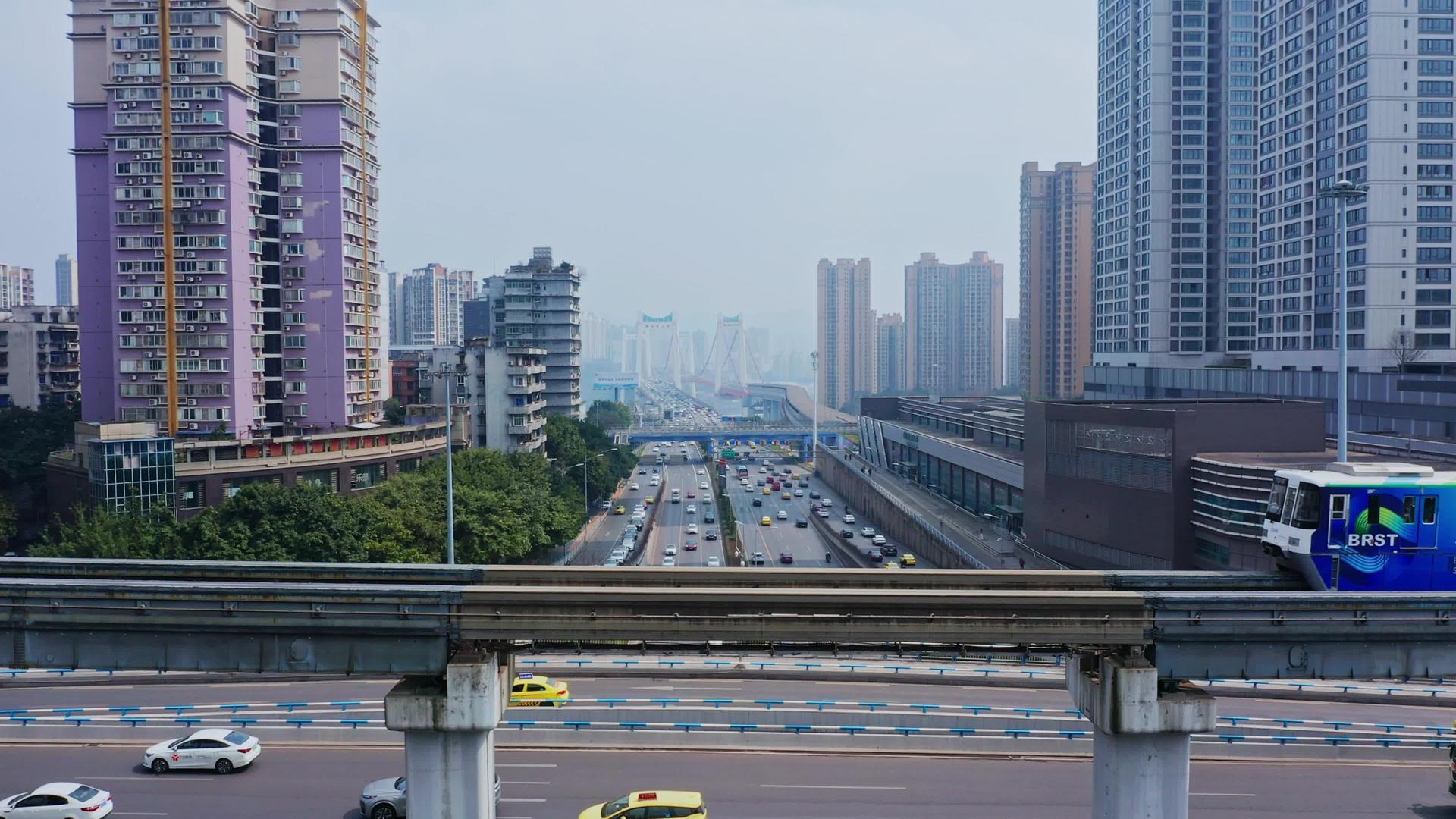 重庆轨道交通轻轨列车4k航拍出行视频的预览图