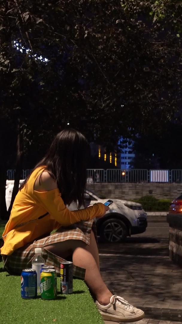晚上独自一人在路边玩手机的小姐姐美女视频的预览图