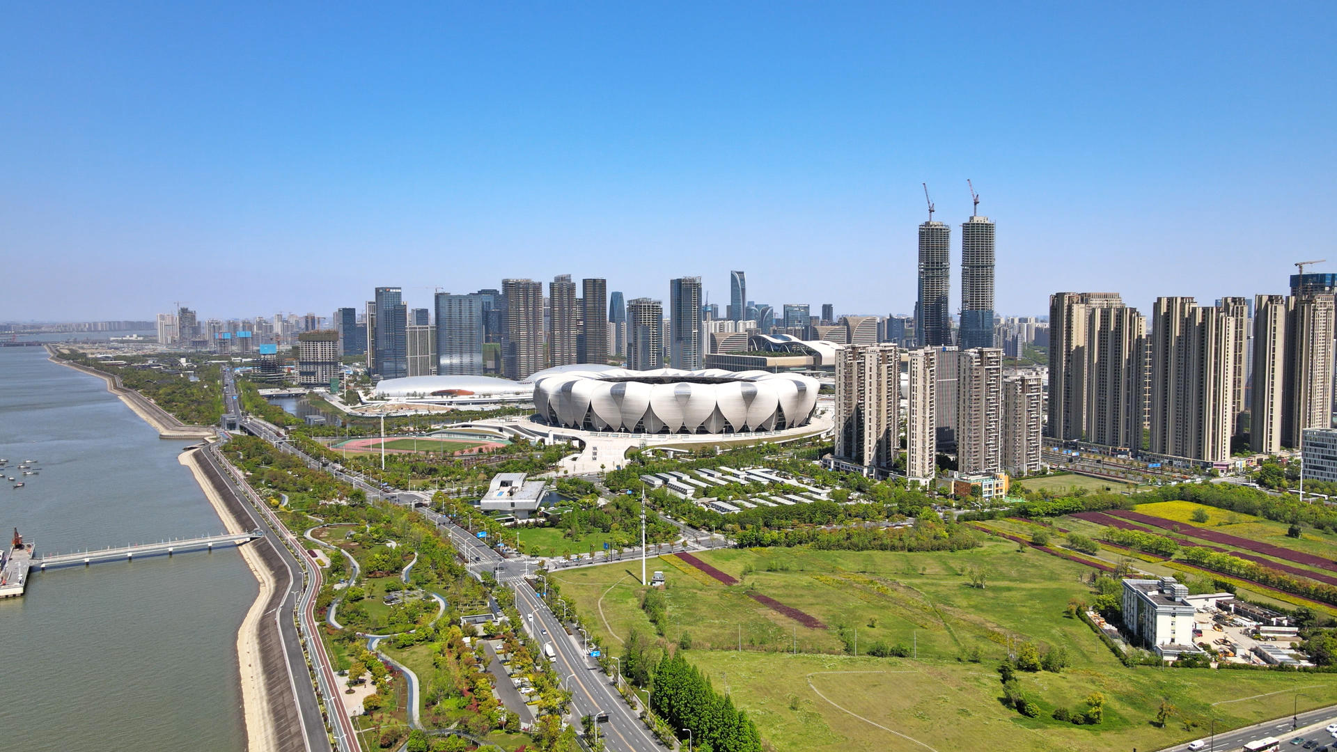 4K航拍杭州2022亚运会主会场奥体中心体育馆大全景蓝天视频的预览图