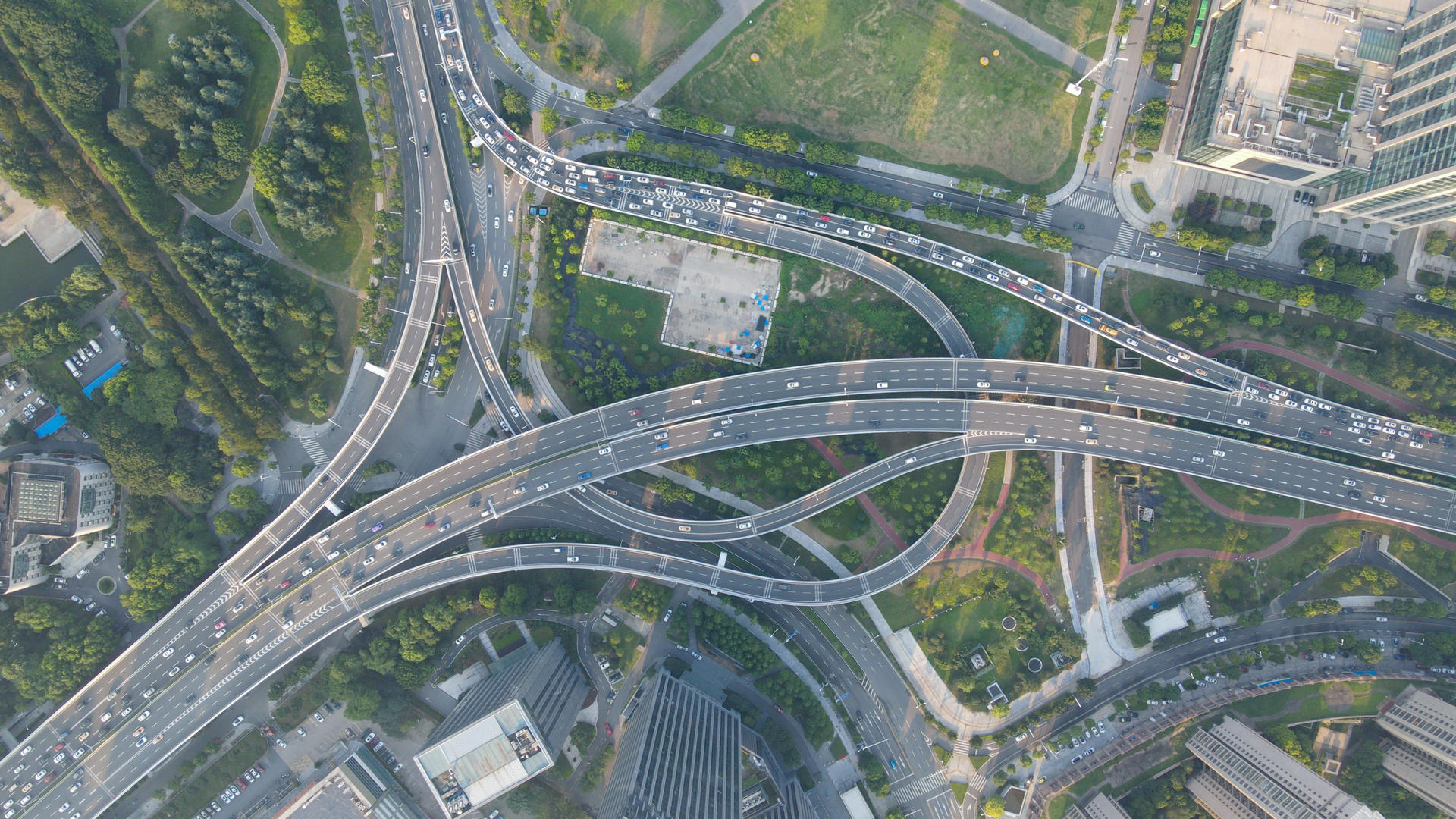 航拍风光城市高空俯瞰城市交通立交桥素材视频的预览图