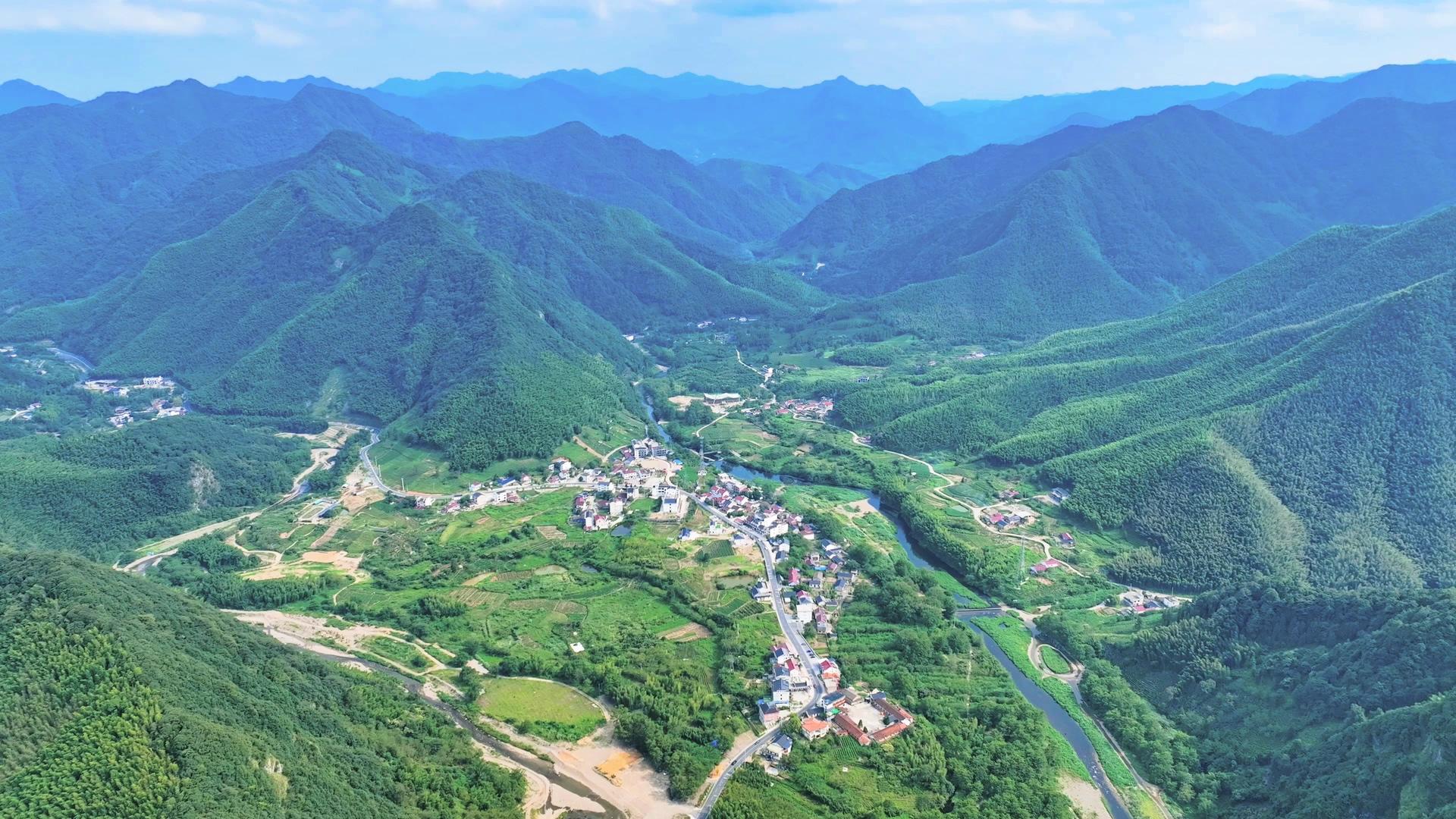 皖南山区村庄高山峡谷山村4K航拍自然风光视频的预览图