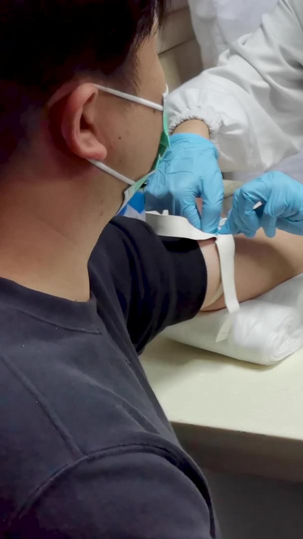 医护人员为病人抽血化验视频素材视频的预览图