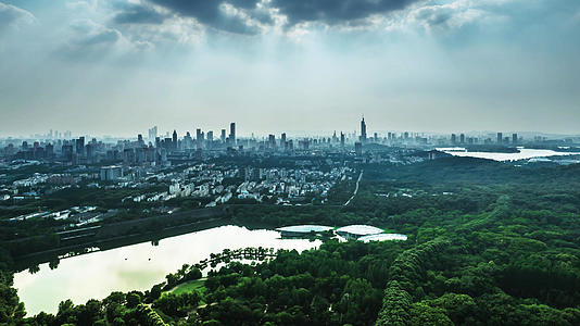 8K航拍延时摄影南京城市全景中山植物园耶稣光视频的预览图