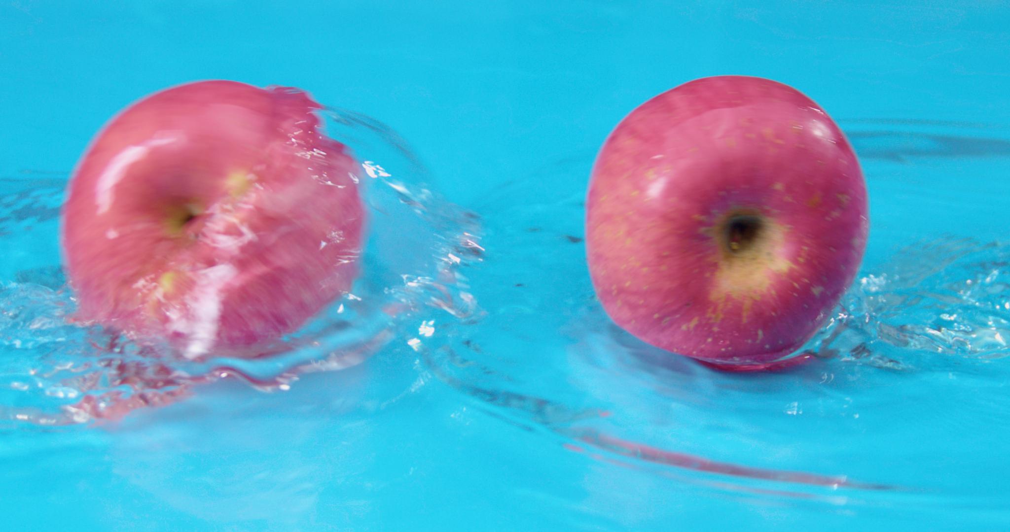 水中碰撞的苹果视频的预览图