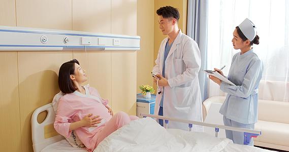 妇产科青年男医生在病房给孕妇做检查视频的预览图
