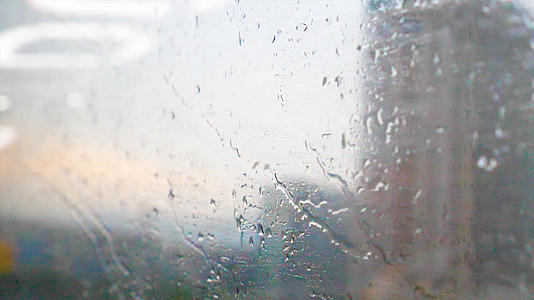 4K升格城际轨道窗上水滴视频的预览图