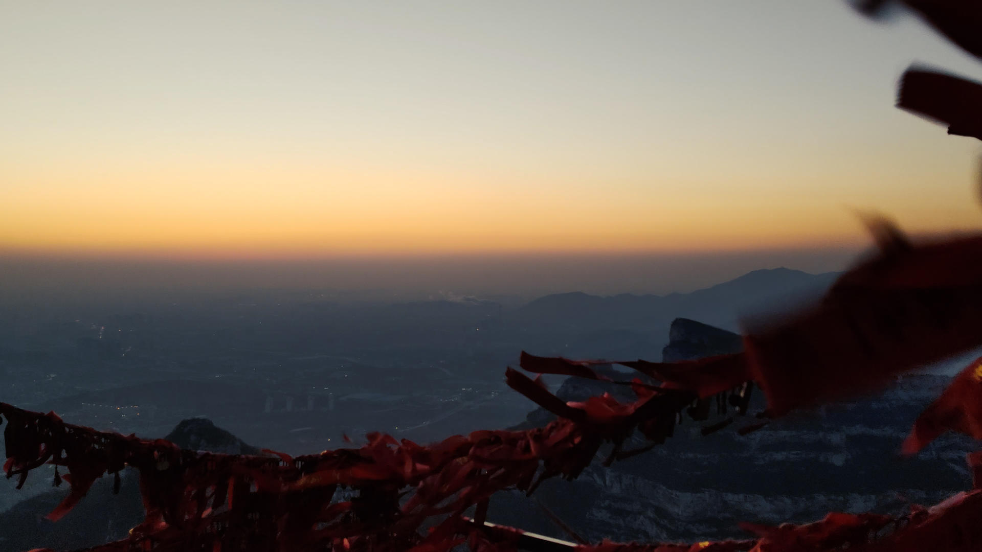 日出前山顶天际线视频的预览图