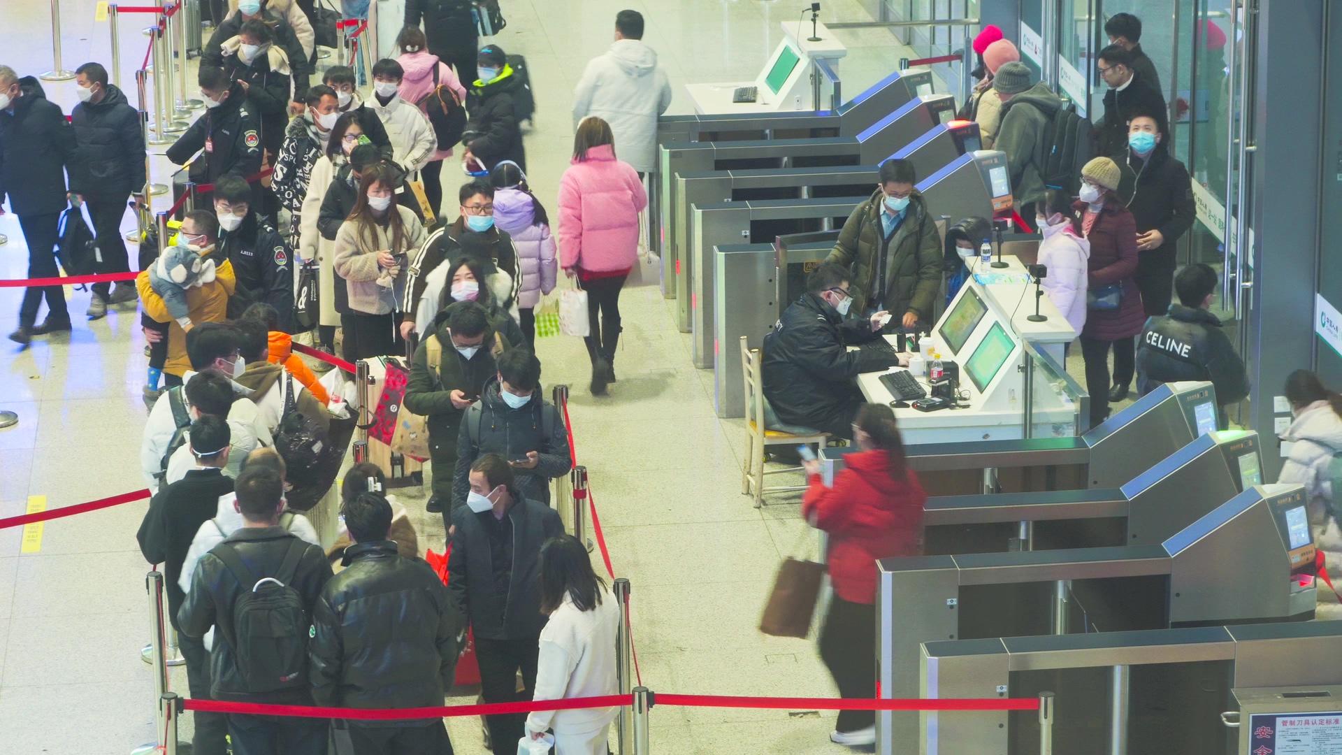 4K春运高铁站火车站入口口旅客排队通过安检视频的预览图