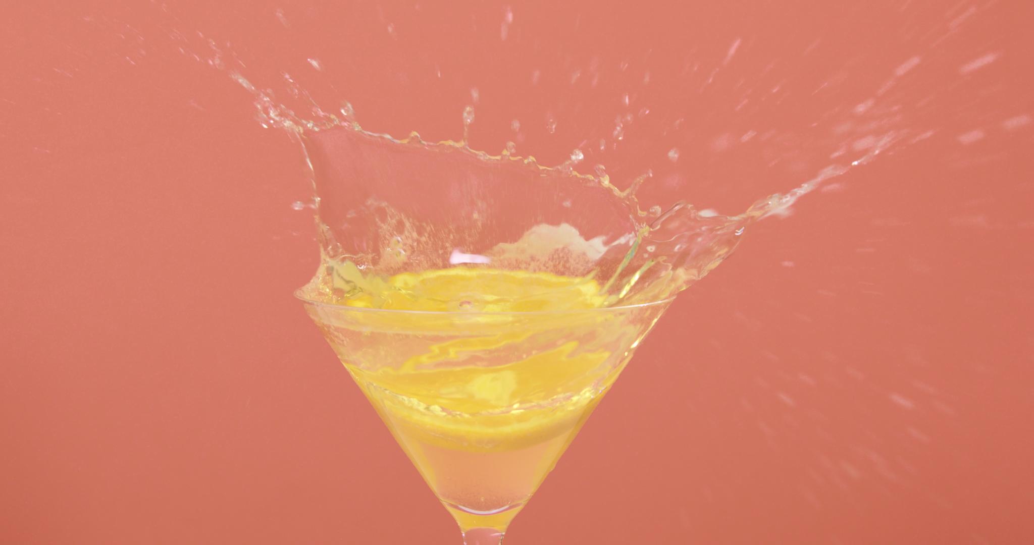 柠檬落入酒杯溅酒花视频的预览图