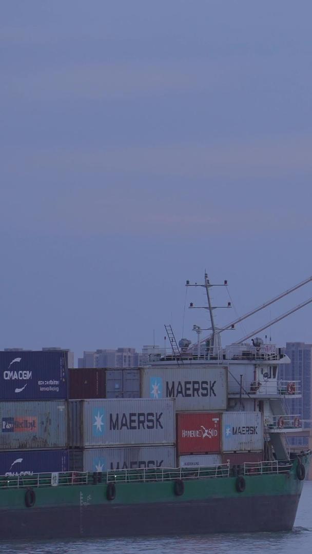 城市地标武汉杨泗港长江大桥货运物流货轮集装箱材料视频的预览图