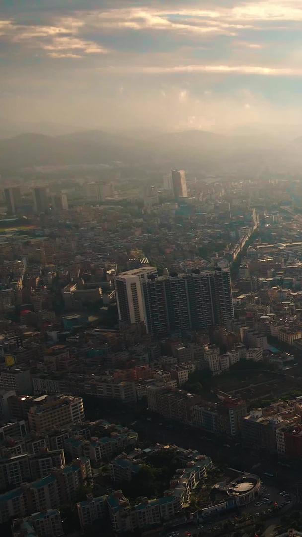 深圳龙岗清晨阳光朦胧城市航拍视频的预览图