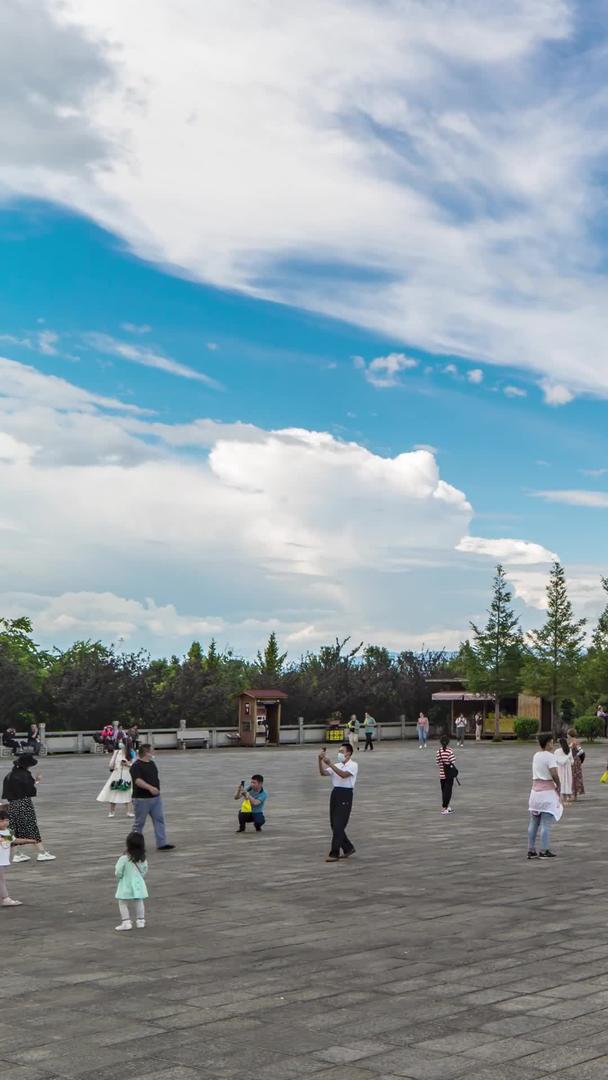 游客延迟崇圣寺广场视频的预览图
