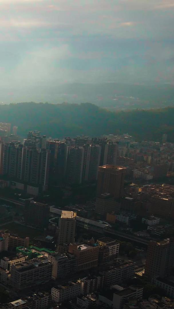 深圳龙岗清晨阳光朦胧城市航拍视频的预览图