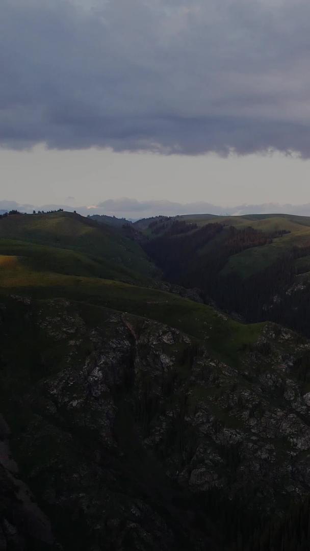 新疆伊犁险峻的天山山脉日落余晖视频视频的预览图