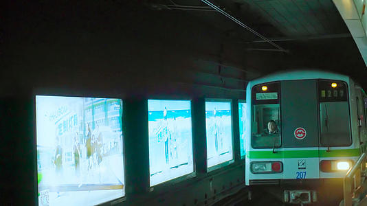地铁进站视频的预览图