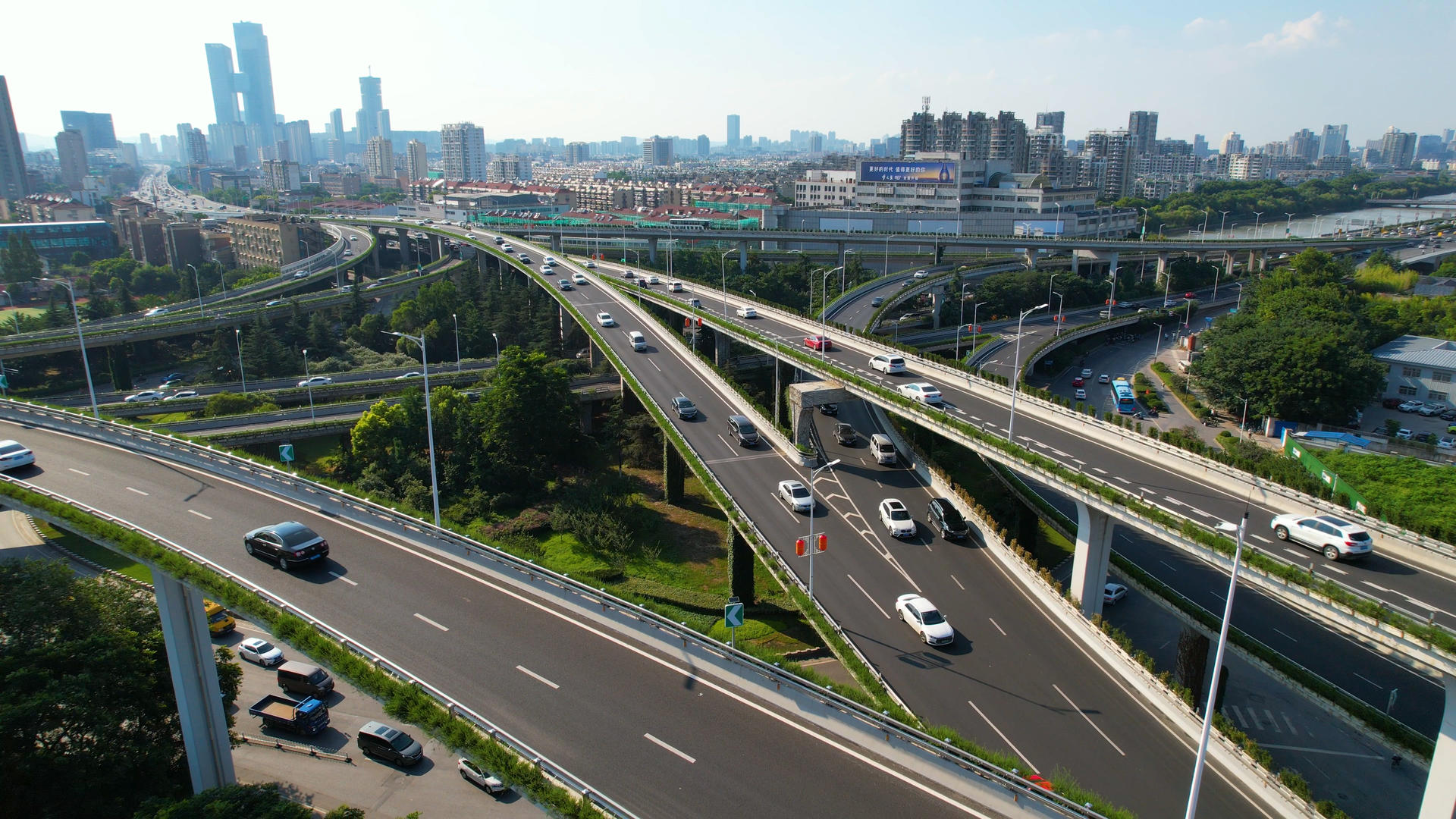 4k航拍南京交通枢纽赛虹桥立交视频的预览图