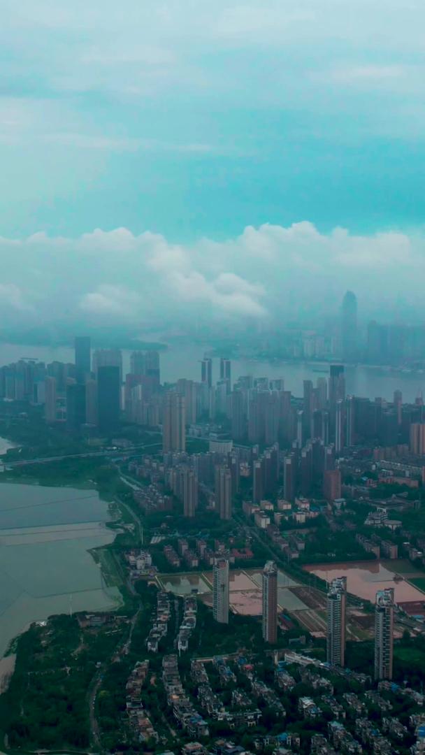都市风光延时视频素材在平流云下视频的预览图