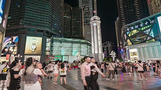 8K重庆解放碑步行街夜景人流延时视频的预览图