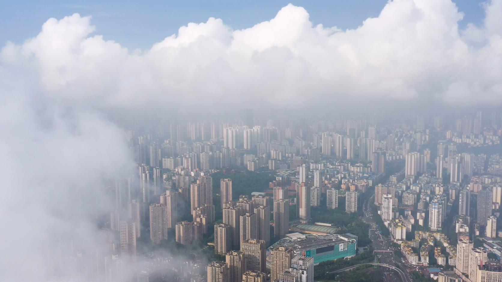 重庆夏季雨后城市穿云航拍素材视频的预览图