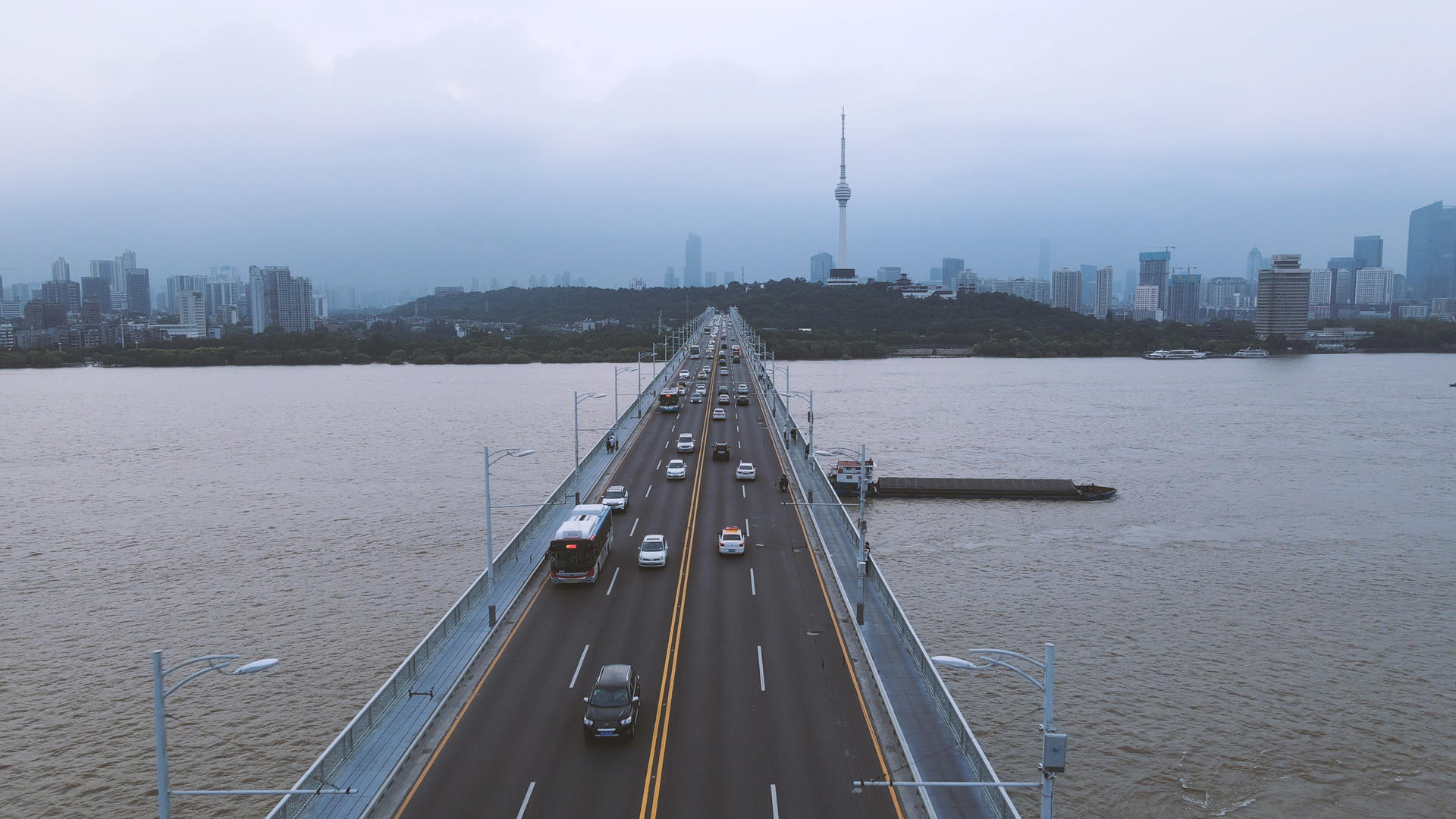 航拍风光城市长江江景桥梁道路车流素材视频的预览图